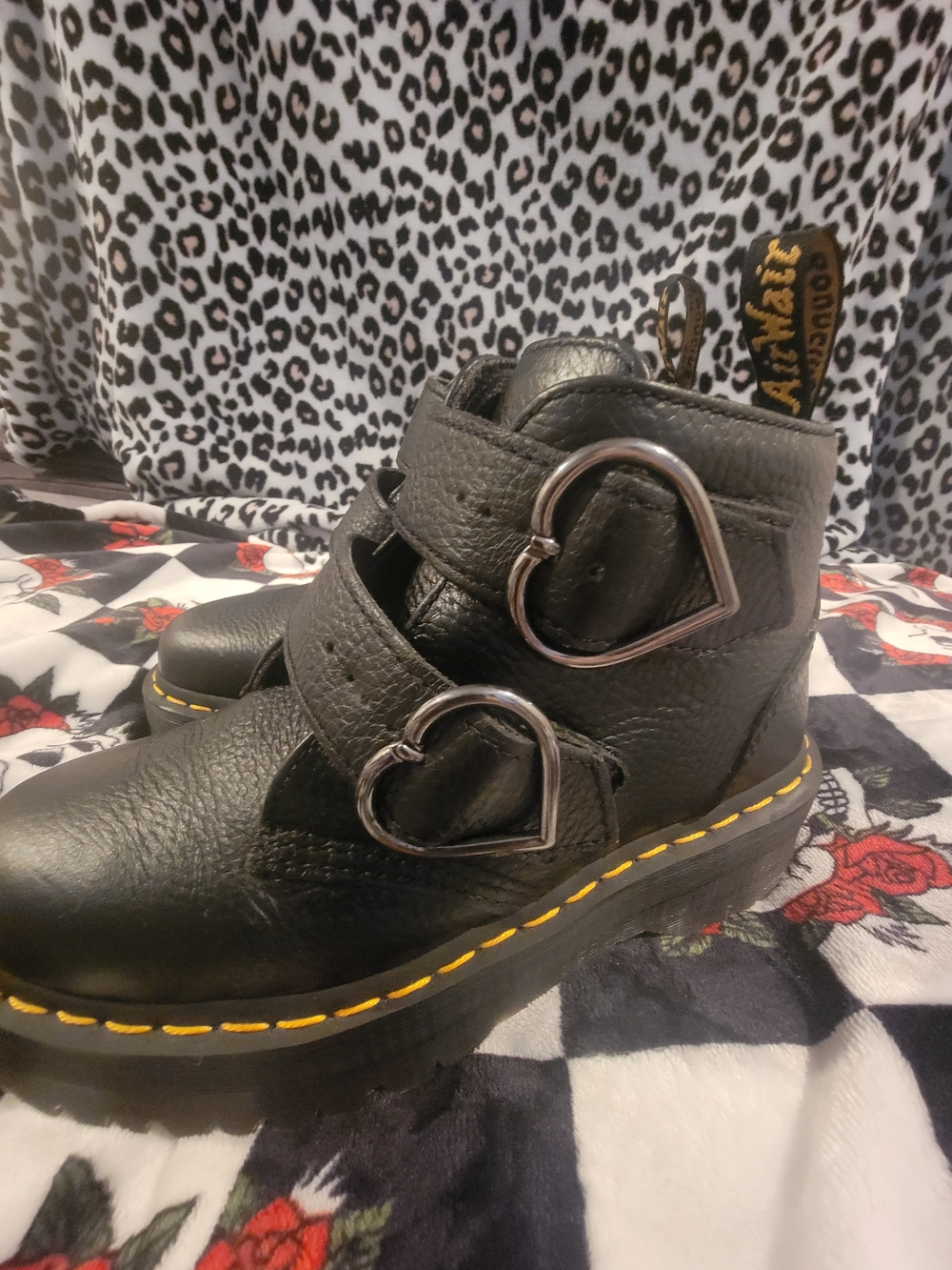 Wmns 7US Dr. Marten Devin Heart Boots - Picture 4 of 7